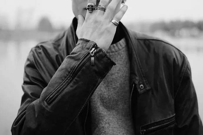 レザージャケットを羽織ったイケメン風の男性