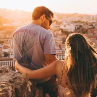 見晴らしの良い高台で寄り添う男女