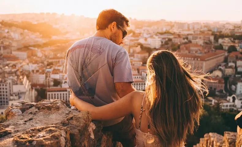 見晴らしの良い高台で寄り添う男女