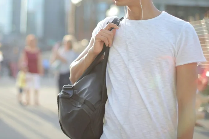 清潔感をキープするためのアイテムが入ったバッグを持つ男性