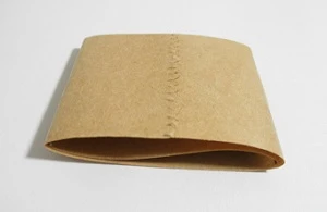 服に付いたゴミやホコリを取り除く小さく折りたたんだガムテープ