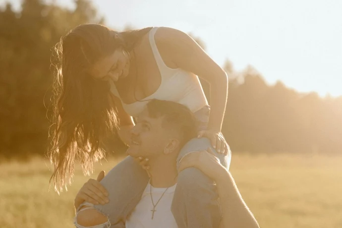 肩車をして楽しそうに見つめ合っている男女