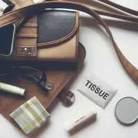 清潔感を維持するために、デート中持ち歩くべきものを紹介する画像