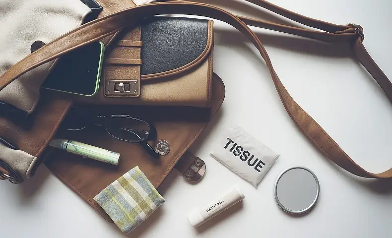 清潔感を維持するために、デート中持ち歩くべきものを紹介する画像