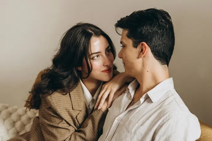 モテるでしょ?と聞いていそうな表情の女性と戸惑う男性