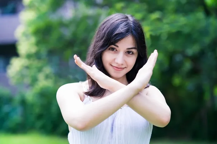 女性がバツ印をする、モテるでしょ?へのNGな返し例のイメージ