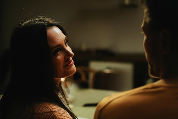 微笑みながら男性の顔を見つめる女性