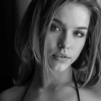 こちらを見つめる女性