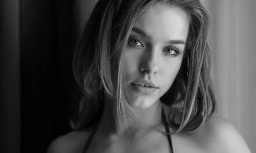 こちらを見つめる女性