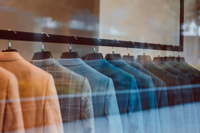 ユニクロ以外のメンズブランド紹介用イメージ(上質な服が整然と並ぶ店内)