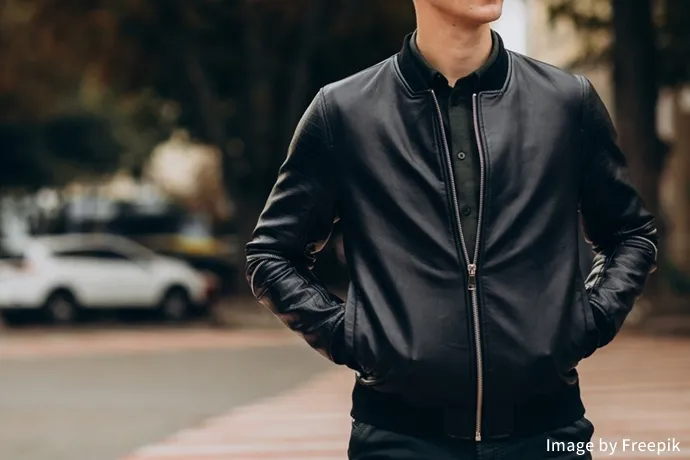 レザーアウターを羽織ったオシャレな男性