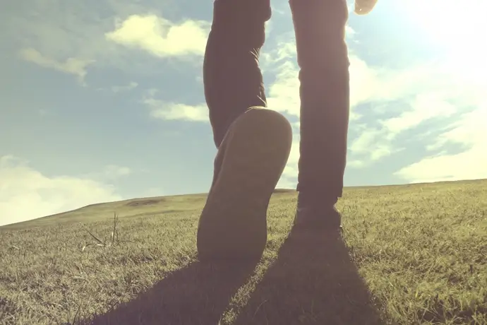 一歩を踏み出す男性の足