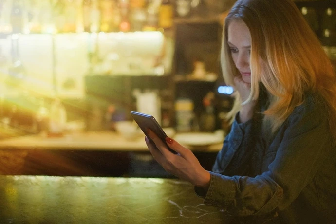 スマホ画面を見る女性