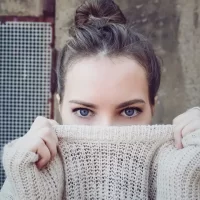 嫌悪感を示す女性