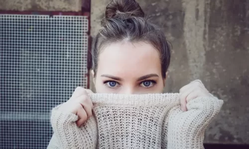 嫌悪感を示す女性