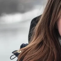 優しく微笑む女性