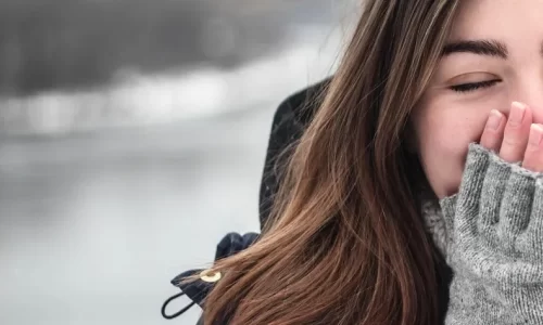 優しく微笑む女性