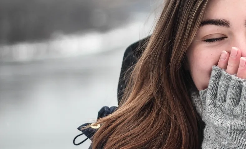 優しく微笑む女性