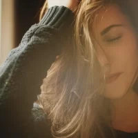 頭を抱える女性