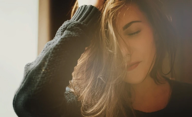 頭を抱える女性