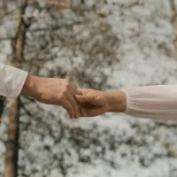 手を繋ぐ男女の手