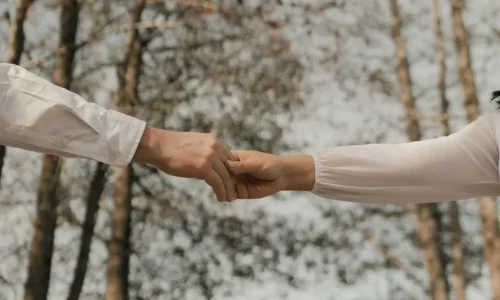 手を繋ぐ男女の手