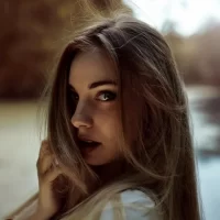 不安そうな顔でこちらを見る外国人女性