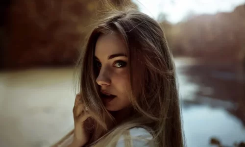 不安そうな顔でこちらを見る外国人女性