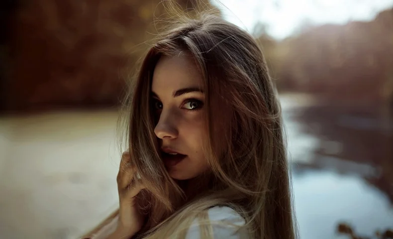 不安そうな顔でこちらを見る外国人女性