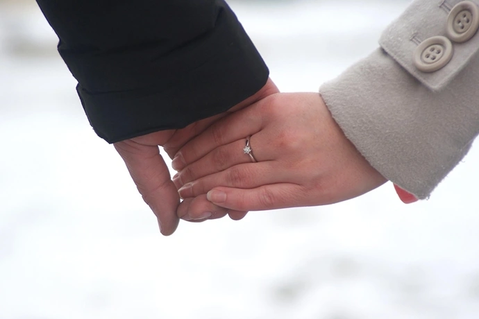 手を繋ぐ男女の手