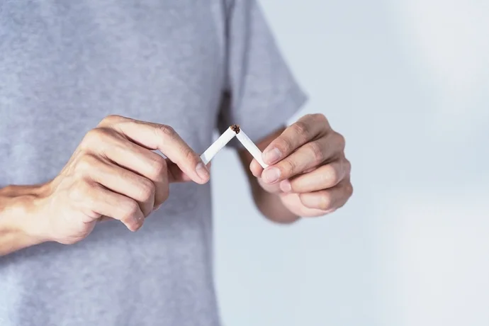 タバコを折る男性