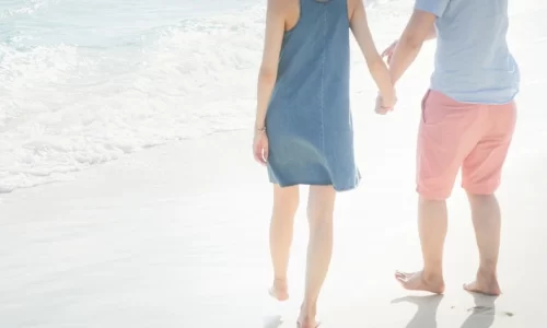 浜辺を歩くカップル