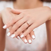 薬指に指輪を付けた女性の手