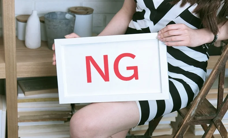 NGボードを持つ女性