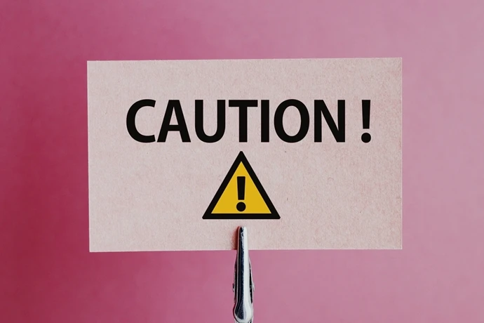 「CAUTION!」と書かれた紙