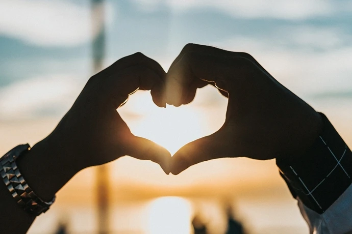 男女の手のハートマーク