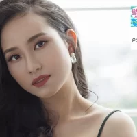 こちらを見つめる女性