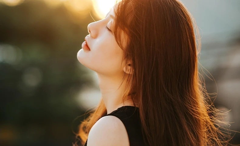 綺麗な女性の横顔