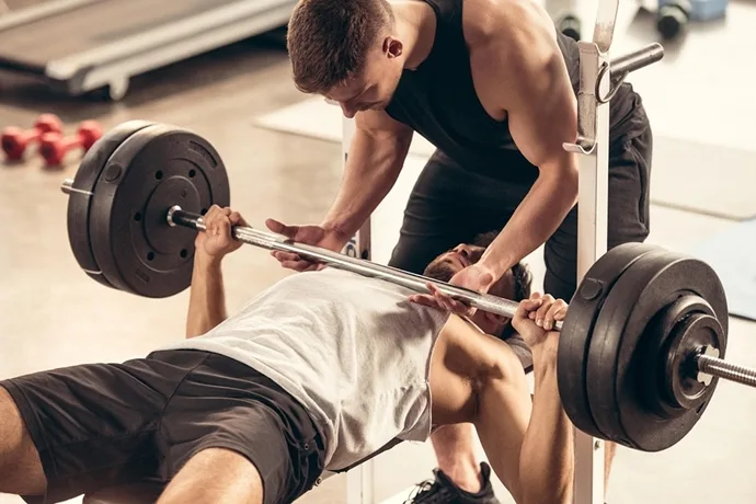 筋トレをする二人の男性