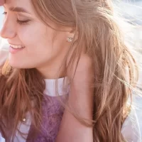 微笑みながら男性と抱き合う女性