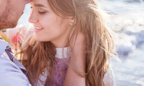 微笑みながら男性と抱き合う女性