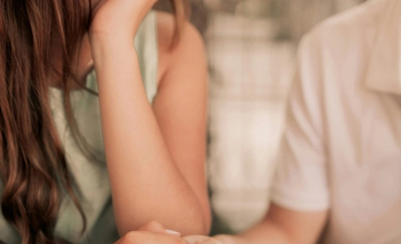 手を握りながら話す男女