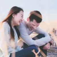 屋外で楽しそうに話す男女