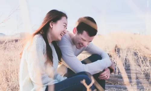 屋外で楽しそうに話す男女