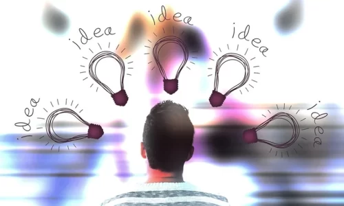 アイデアが閃いた男性の後姿