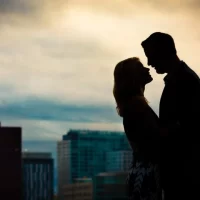 向かい合う男女のシルエット