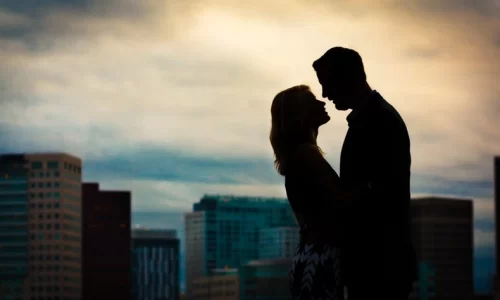 向かい合う男女のシルエット