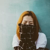 口元を押さえる笑顔の女性