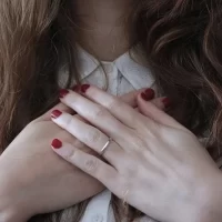 むねにてをあてる