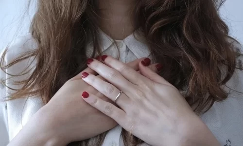 むねにてをあてる